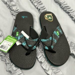 New Boy’s Sanuk Sandals / size 4-5